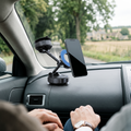 Support Voiture Kitmobile fixé au pare-brise avec un téléphone