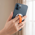 Anneau Sangle Kitmobile tenu à une main au dos d'un téléphone